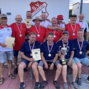Die Sieger (sitzend v.l.) mit Oliver Gamlien, Claus Gerbl, Herbert Schäringer und Christian Geib sowie (Mitte v.l.) Stockschützen-Abteilungsleiter Reinhard Riedmayr, die SVZ-Fischer und „deWatterer“ (hinten).