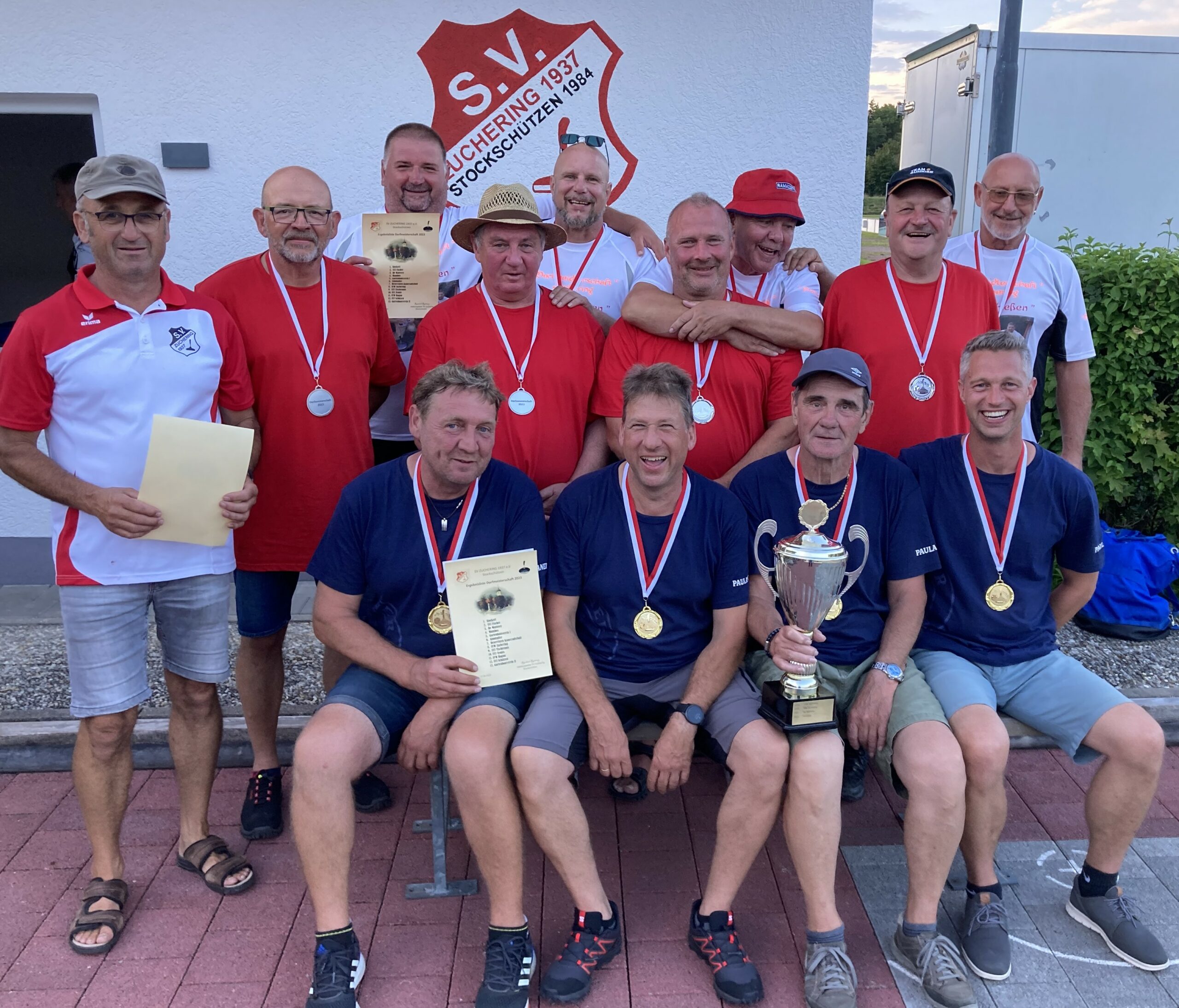 Die Sieger (sitzend v.l.) mit Oliver Gamlien, Claus Gerbl, Herbert Schäringer und Christian Geib sowie (Mitte v.l.) Stockschützen-Abteilungsleiter Reinhard Riedmayr, die SVZ-Fischer und „deWatterer“ (hinten).